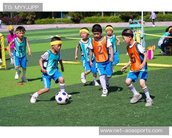 探索11人制足球的魅力与战术演变带你领略绿茵场上的精彩瞬间与团队协作之美 探索11人制足球的魅力与战术演变带你领略绿茵场上的精彩瞬间与团队协作之美