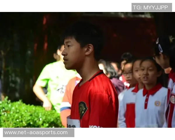 足球宝贝魅力四射的精彩瞬间，展现青春活力与运动激情的完美结合